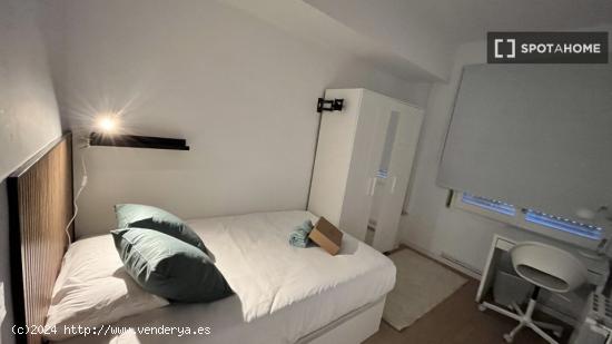 Habitación en piso compartido en barcelona. - BARCELONA