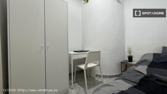 Se alquilan habitaciones en un apartamento de 5 dormitorios en Ciutat Vella - BARCELONA