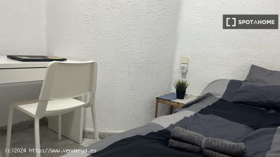 Se alquilan habitaciones en un apartamento de 5 dormitorios en Ciutat Vella - BARCELONA