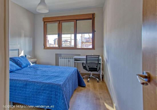  Se alquila habitación en piso de 4 habitaciones en Oviedo - ASTURIAS 