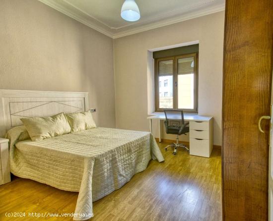  Se alquila habitación en piso de 7 habitaciones en Oviedo - ASTURIAS 
