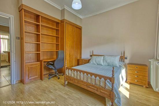  Se alquila habitación en piso de 7 habitaciones en Oviedo - ASTURIAS 