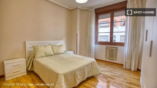Se alquila habitación en piso de 10 habitaciones en Oviedo - ASTURIAS