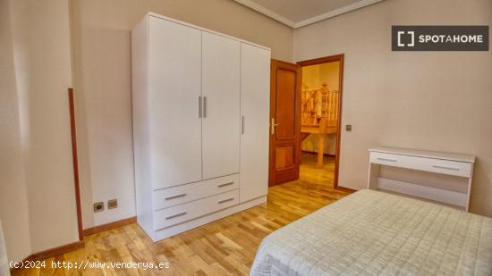 Se alquila habitación en piso de 10 habitaciones en Oviedo - ASTURIAS
