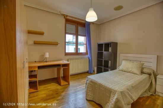  Se alquila habitación en piso de 10 habitaciones en Oviedo - ASTURIAS 