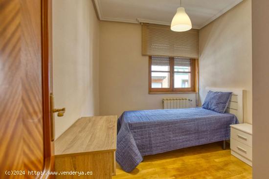  Se alquila habitación en piso de 10 habitaciones en Oviedo - ASTURIAS 