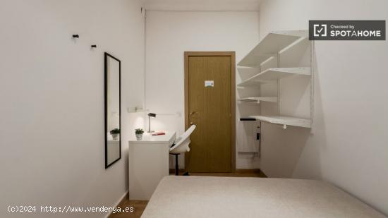 Se alquila habitación en piso de 5 habitaciones en Barcelona - BARCELONA