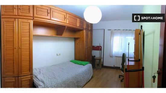 Se alquila habitación en piso de 3 habitaciones en Oviedo - ASTURIAS