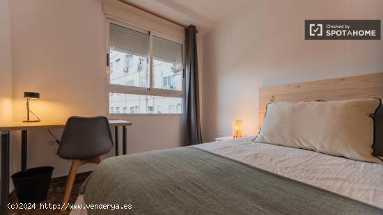 Se alquila habitación en piso de 6 habitaciones en Valencia - VALENCIA