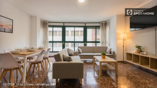 Se alquila habitación en piso de 6 habitaciones en Valencia - VALENCIA