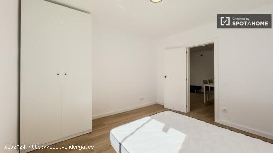 Se alquila habitación en piso compartido en Barcelona - BARCELONA