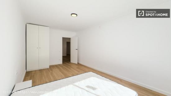 Se alquila habitación en piso compartido en Barcelona - BARCELONA