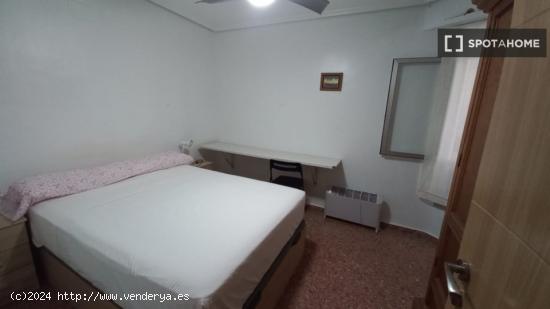 Se alquila acogedora habitación en piso de 5 habitaciones en Algirós - VALENCIA