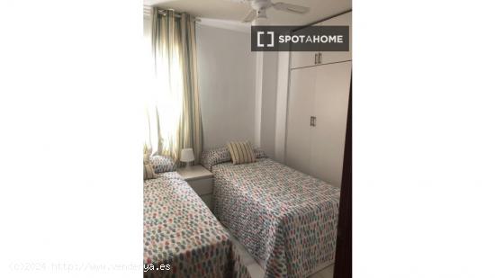 Se alquila habitación en piso compartido de 2 habitaciones en Málaga - MALAGA