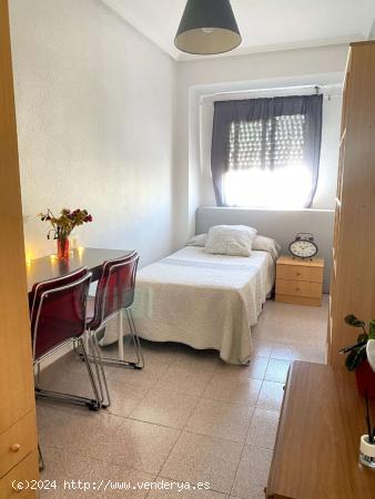  Se alquila habitación en piso de 3 dormitorios en Mestalla, Valencia - VALENCIA 