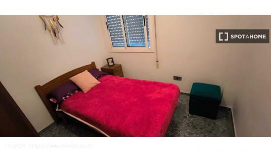 Se alquila habitación en piso de 4 habitaciones en Sagunto, Valencia - VALENCIA