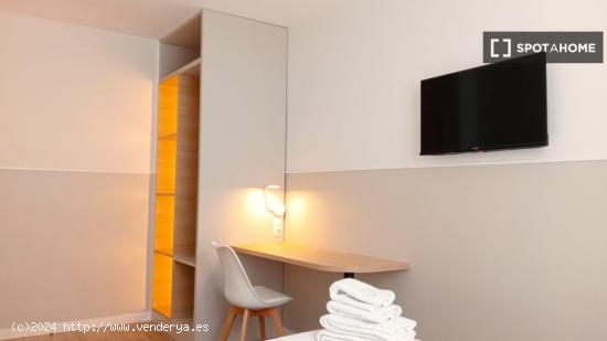 Se alquila habitación en piso de 8 habitaciones en Cuatro Caminos - MADRID