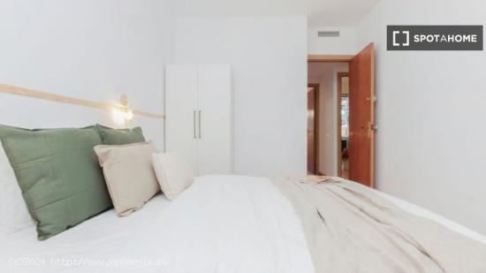 Habitación en apartamento de 7 habitaciones en alquiler en Barcelona - BARCELONA