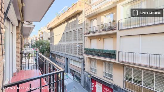 Habitaciones en alquiler en piso de 6 habitaciones en Sarrià-Sant Gervasi - BARCELONA