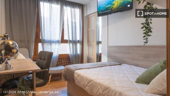 ¡Se alquila habitación en Piso de 11 habitaciones en Madrid! - MADRID