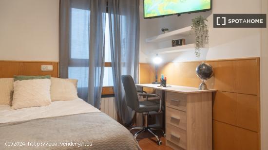 ¡Se alquila habitación en Piso de 11 habitaciones en Madrid! - MADRID