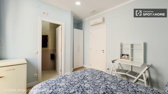 Se alquilan habitaciones en piso de 8 habitaciones en El Raval - BARCELONA