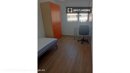 Se alquilan habitaciones en apartamento de 3 dormitorios en Playa De La Victoria - CADIZ