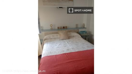 Se alquilan habitaciones en apartamento de 3 dormitorios en Playa De La Victoria - CADIZ