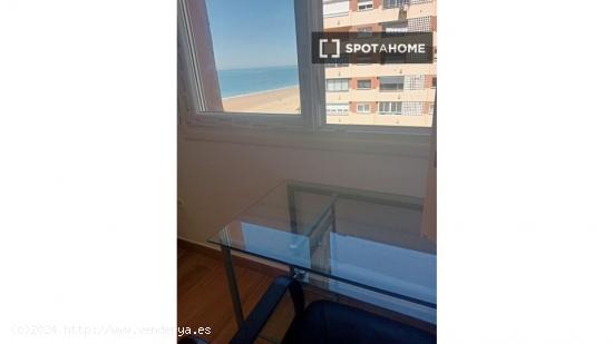 Se alquilan habitaciones en apartamento de 3 dormitorios en Playa De La Victoria - CADIZ