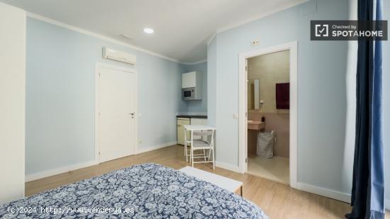 Se alquilan habitaciones en piso de 8 habitaciones en El Raval - BARCELONA