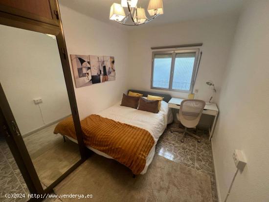  Se alquilan habitaciones en piso de 4 habitaciones en Bailén-Miraflores - MALAGA 