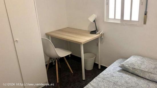  Se alquila habitación en piso de 3 habitaciones en Jaén - JAEN 