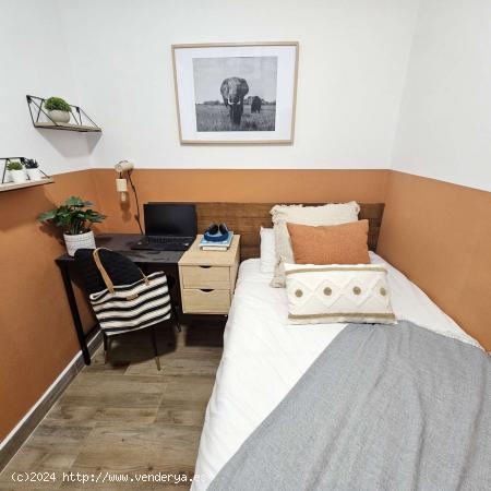  Se alquilan habitaciones en un apartamento de seis habitaciones en Barcelona - BARCELONA 