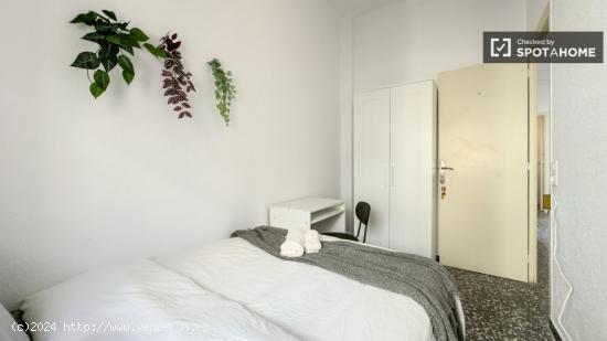 Alquiler de habitaciones en piso de 5 habitaciones en Camp D'En Grassot I Gràcia Nova - BARCELONA