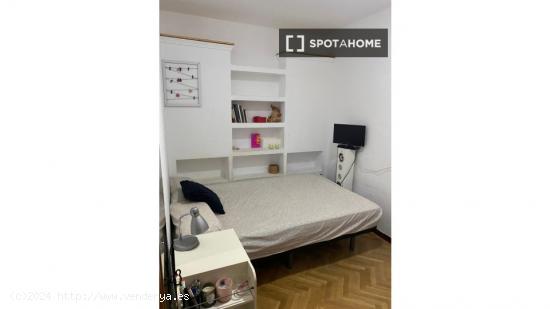 Se alquila habitación en apartamento de 3 dormitorios en Villaverde, Madrid - MADRID