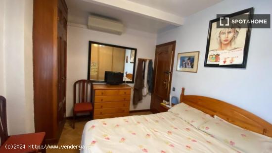 Se alquila habitación en apartamento de 3 dormitorios en Villaverde, Madrid - MADRID