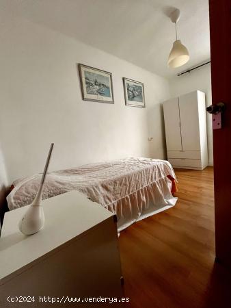  Alquiler de habitaciones en apartamento de 3 habitaciones en Poblados Marítimos - VALENCIA 