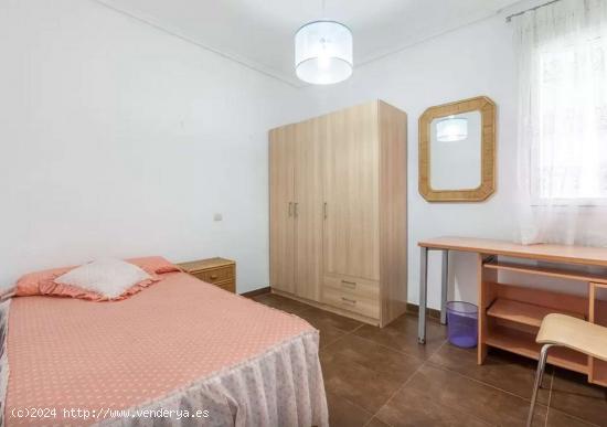  Alquiler de habitaciones en piso de 4 dormitorios en El Plantinar - SEVILLA 