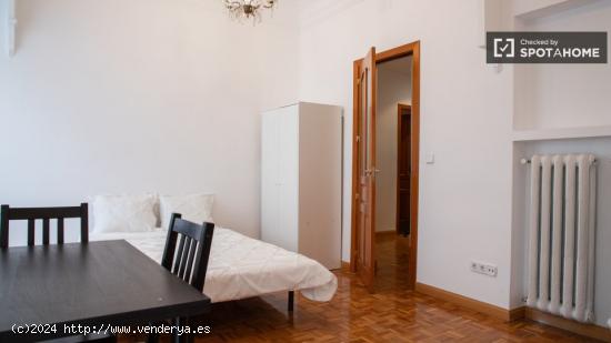 Alquiler de habitaciones en apartamento de 5 dormitorios en Chamberí - MADRID