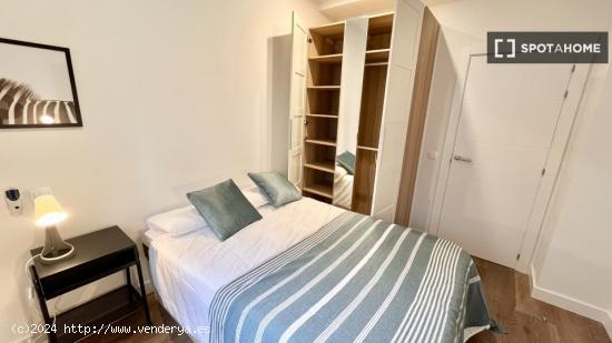 Se alquila habitación en piso de 5 habitaciones en Paseo de la Castellana, Madrid - MADRID