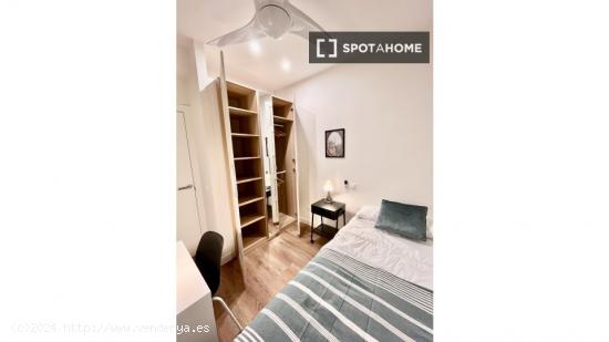 Se alquila habitación en piso de 5 habitaciones en Paseo de la Castellana, Madrid - MADRID