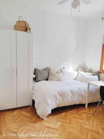  Se alquilan habitaciones en piso de 6 habitaciones en Fuente Del Berro - MADRID 