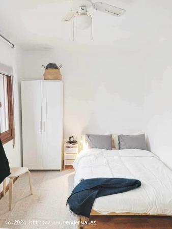  Se alquilan habitaciones en piso de 6 habitaciones en Fuente Del Berro - MADRID 