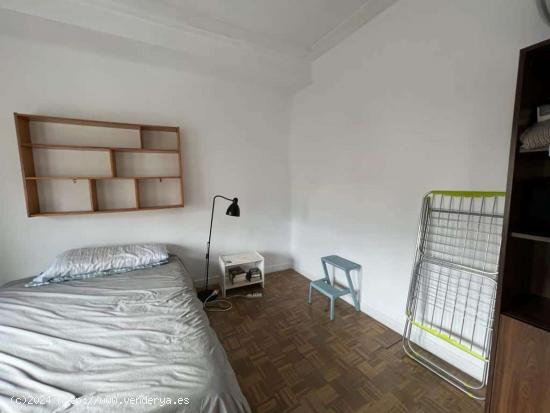  Alquiler de habitaciones en apartamento de 5 dormitorios en Cuatro Caminos - MADRID 