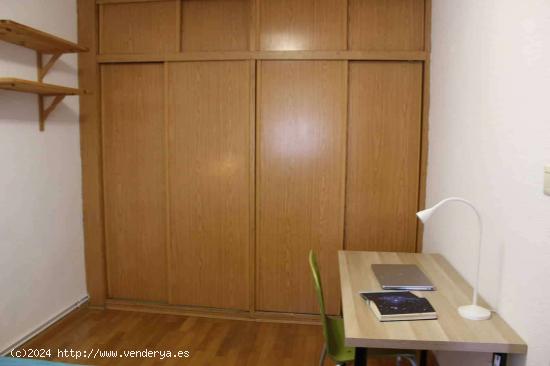  Habitaciones en alquiler en apartamento de 3 dormitorios en Usera. - MADRID 