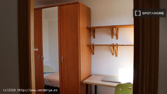 Habitaciones en alquiler en apartamento de 3 dormitorios en Usera. - MADRID