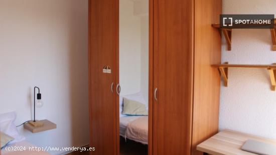 Habitaciones en alquiler en apartamento de 3 dormitorios en Usera. - MADRID