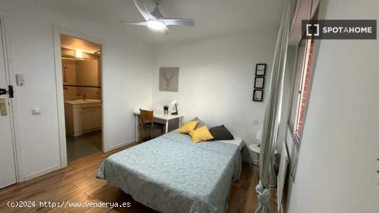 Se alquilan habitaciones en apartamento de 2 dormitorios en Palomeras Sureste - MADRID