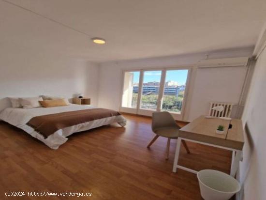  ¡Se alquilan habitaciones en un apartamento de 6 habitaciones en Barcelona! - BARCELONA 