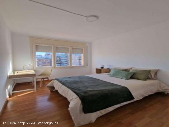 ¡Se alquilan habitaciones en un apartamento de 6 habitaciones en Barcelona! - BARCELONA 